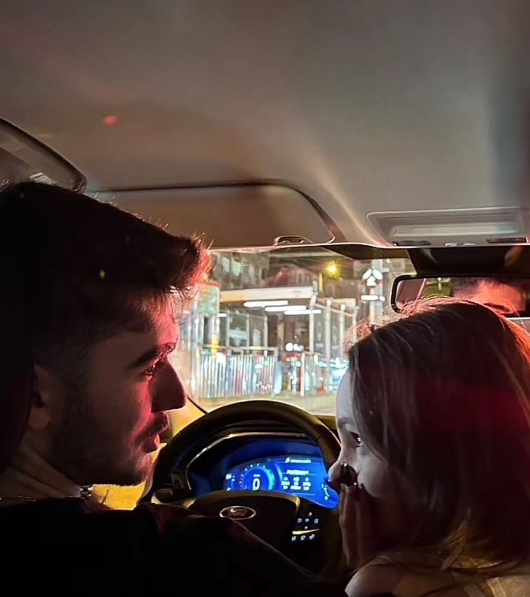 Sadece şöyle bak bütün dünya dursun