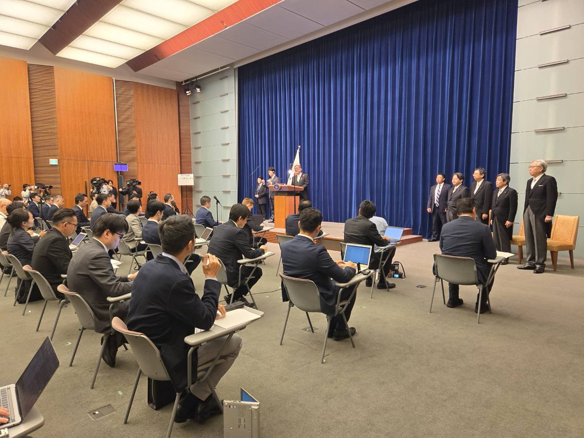 shigeruishiba's tweet photo. 総理大臣として初めての会見に臨みました。 https://t.co/otaGcfQOkT