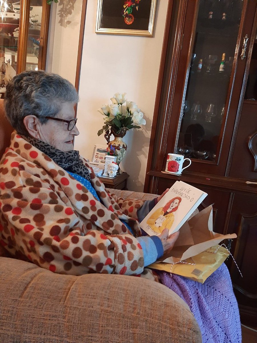 ¿Lees con tu abu? Hace unos años, le mandé este librito a mi abuela, y le gustó mucho 😊 Es #LE0 de <a href="/simplemente_MJ/">MJ</a> 🥰
#DiaInternacionalPersonasDeEdad #DiaInternacionalPersonasMayores