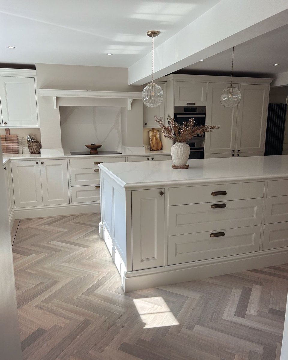 We can see why this stone is one of our bestsellers🌟

The Calacatta Gold quartz brings a touch of luxury to any neutral space. The stunning veining creates a timeless and elegant look. Elevate your space with sophistication and style.

#stoneworktops #calacatta #calacattagold