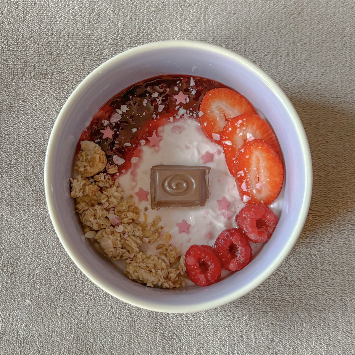 silkenribs's tweet image. me when i’m pretending it’s still spring 🍓🌷