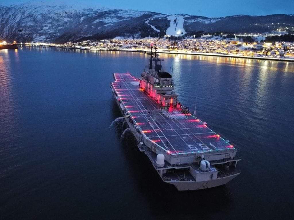 Today the aircraft carrier #Garibaldi leaves active service. A long an honored career in which she allowed the rebirth of Italian naval #aviation