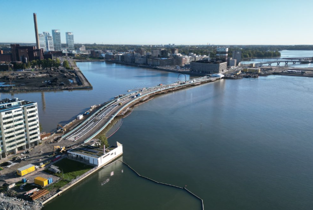 Ensi kesänä pääsee jo kävelemään ja pyöräilemään uutta siltaa Hakaniemen ja Kalasataman uuden asuinalueen kärjen Nihdin välillä! Näin sitä Kruunusillat pikku hiljaa valmistuu. Upea juttu.
