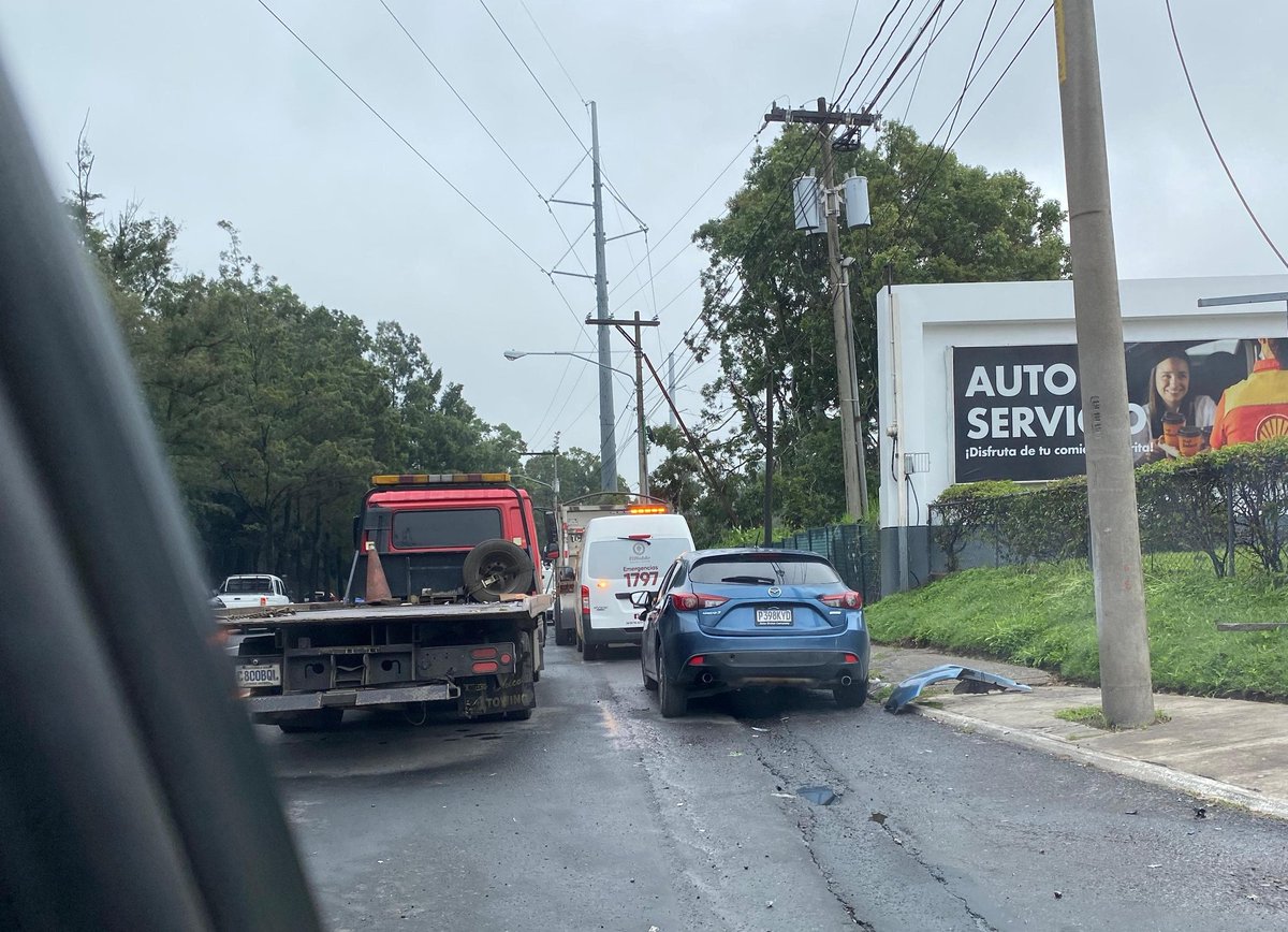 AztecaNoticiaGT's tweet photo. Un accidente de tránsito ocurrió en el anillo periférico, en cercanías del puente El Incienso, zona 7 capitalina. El conductor de un vehículo  colisionó contra un poste de tendido eléctrico, el cual obstaculiza un carril. La PMT se encuentra regulando la afluencia vehicular y a la espera de los trabajos correspondientes.

Vía: @jose_delacruzf