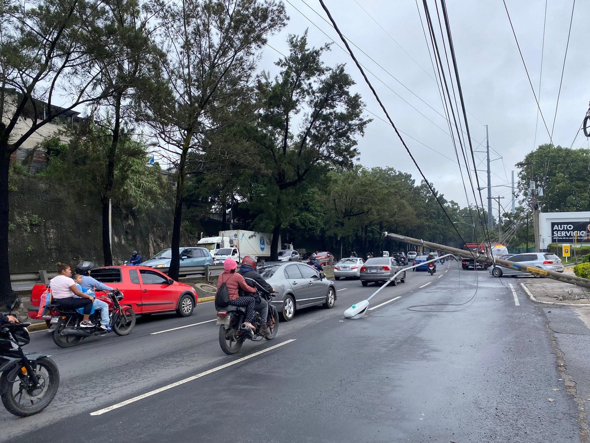 AztecaNoticiaGT's tweet photo. Un accidente de tránsito ocurrió en el anillo periférico, en cercanías del puente El Incienso, zona 7 capitalina. El conductor de un vehículo  colisionó contra un poste de tendido eléctrico, el cual obstaculiza un carril. La PMT se encuentra regulando la afluencia vehicular y a la espera de los trabajos correspondientes.

Vía: @jose_delacruzf