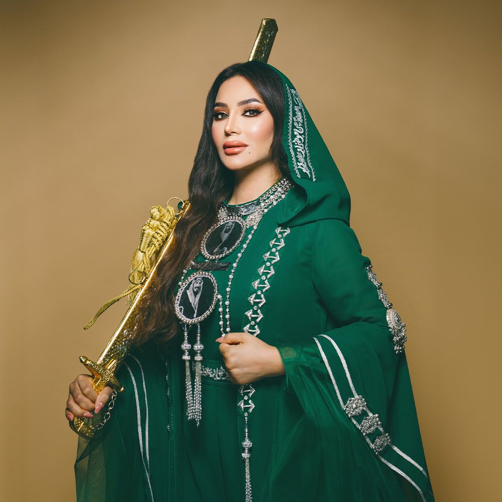 AltwaimSara's tweet photo. سعودية ✨.. 
سليلة المجد من بدأ الأيام
فخري بلادي المجيدة قصة شموخ للأوطان .
Celebrating 94 years of unity, prosperity, peace, stability, and pride

دمت لنا أغلى ثرى .. وأجمل وطن 🇸🇦
@Lojain_omran 
#SaudiNationalDay94
#السعوديه https://t.co/BuEf36vmvN