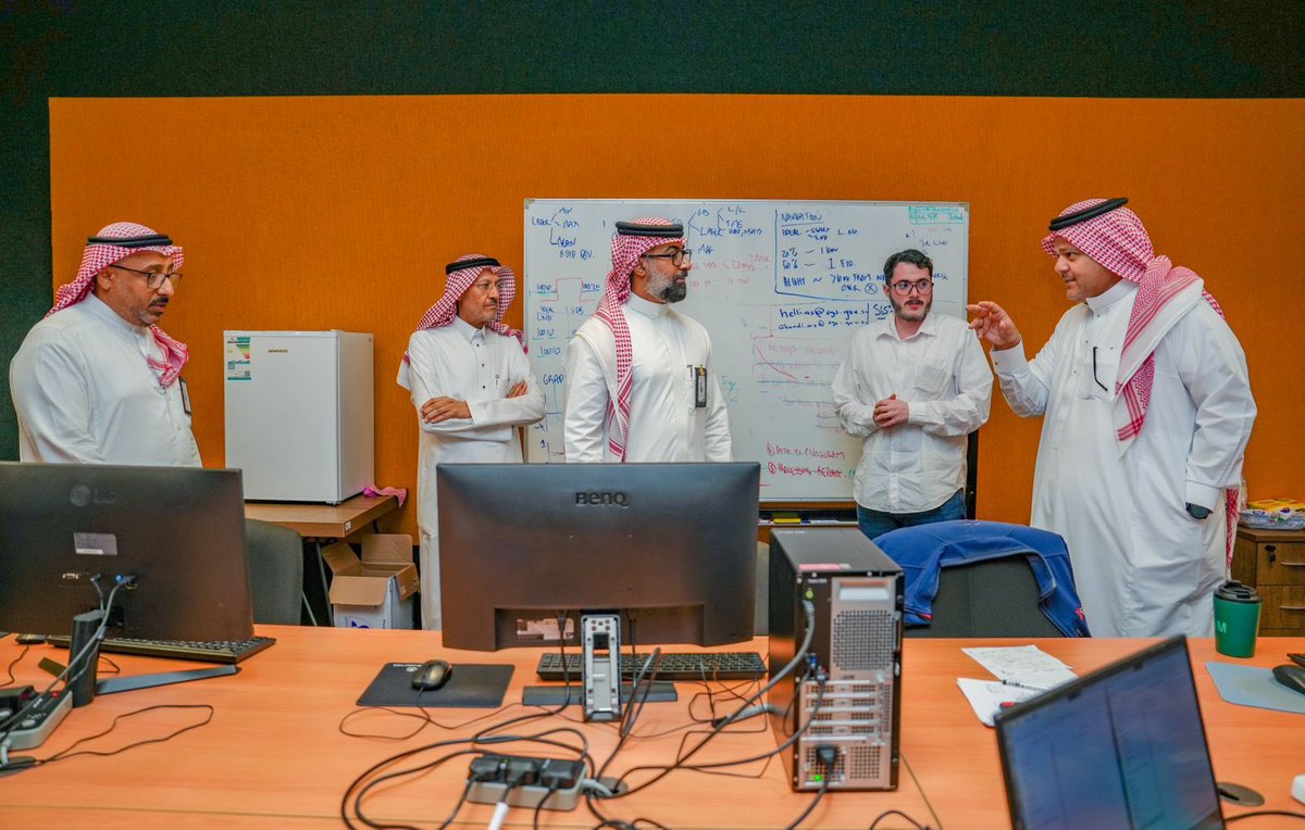 EarKau's tweet photo. إلى المشرفين على برامج مبادرة المسح الجيولوجي من الهيئة.
في بداية اللقاء، رحب سعادة الدكتور وديع قشقري بسعادة عميد الكلية والوفد المرافق له، وقدم عرضاً مفصلاً عن مخرجات أعمال البرنامج العام للمسح الجيولوجي، وبرامج المبادرة التي شملت أربعة مشاريع رئيسية:
هي https://t.co/D9NLAympKl