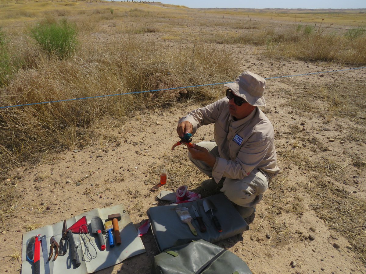 fsd__ch's tweet photo. ✅ Before starting their work, deminers meticulously clean & test their tools. This is a critical step to ensure everyone's #safety once in the #minefield. Here in #Iraq, a #deminer is cleaning his excavation tools, including trowels, shovels, brushes, & vegetation cutting tools. https://t.co/BWTcEU1It3
