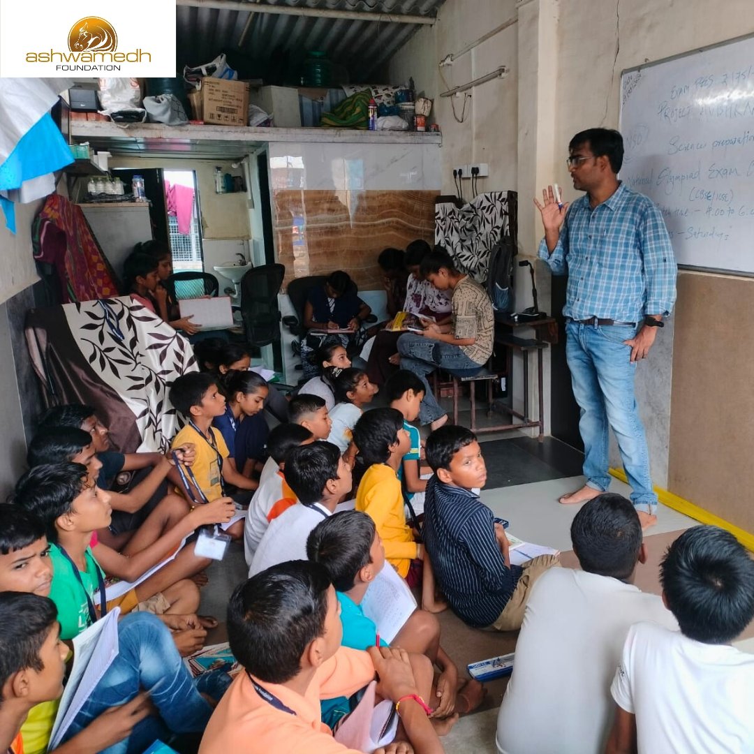 AshwamedhNGO's tweet image. Deepak Sir explaining Project Avishkaar to our Ninja Batch, sparking scientific thinking and curiosity in young minds! 🚀 #AshwamedhFoundation #ProjectAvishkaar #ScientificThinking #NinjaBatch