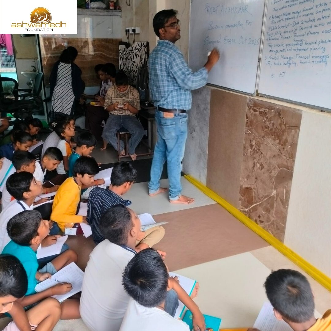 AshwamedhNGO's tweet image. Deepak Sir explaining Project Avishkaar to our Ninja Batch, sparking scientific thinking and curiosity in young minds! 🚀 #AshwamedhFoundation #ProjectAvishkaar #ScientificThinking #NinjaBatch