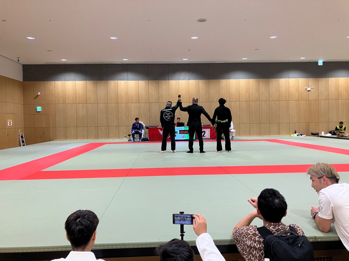 takuma410's tweet photo. 友人が初めて大会に出場するとのことで応援で、#柔術、の大会を観に行ってきました。柔術については、#MMA、を観るようになってから少しに関心を持っていました。挑戦する姿はかっこいいです。#ブラジリアン柔術　#格闘技　#範馬刃牙　#ケンガンアシュラ https://t.co/QsGldnSIQF