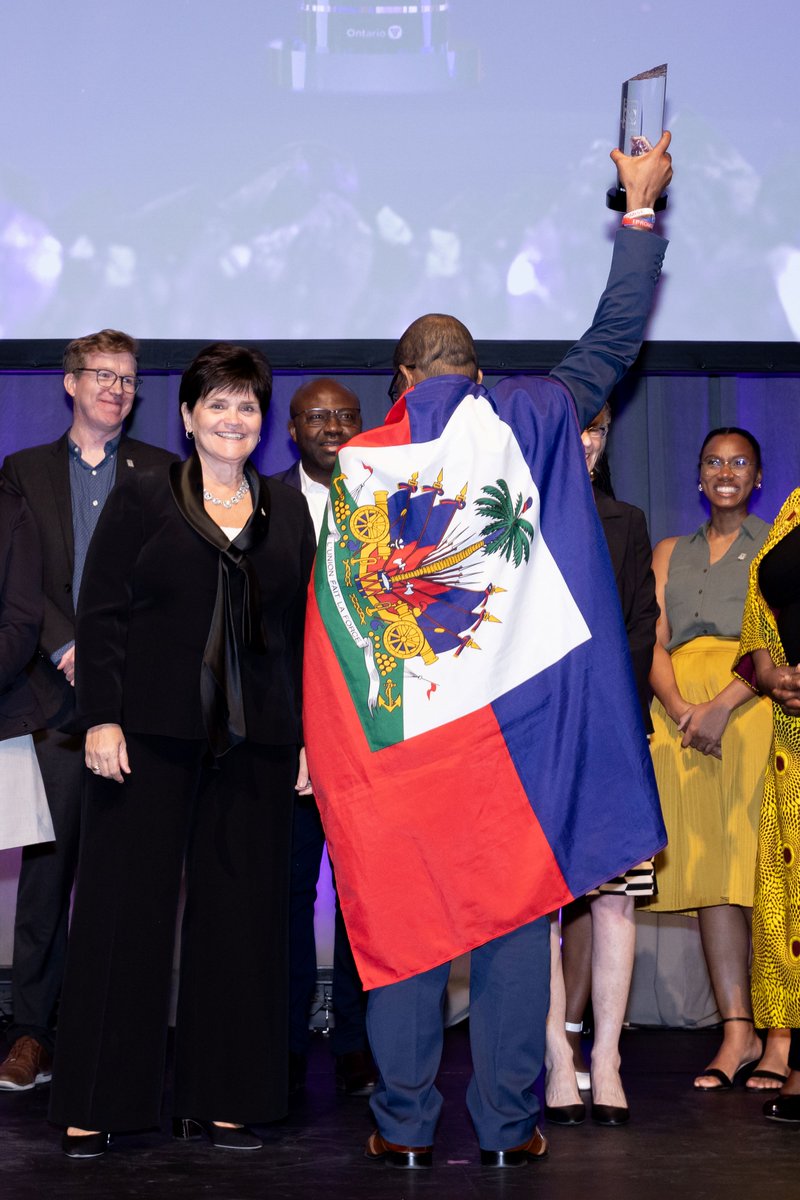 Franconoire's tweet photo. FrancoNoir.e a remporté le prix pour ses efforts fructueux visant à construire une communauté francophone noire plus forte et plus inclusive au sein de la FPO, pour avoir sensibilisé le public aux défis auxquels cette communauté est confrontée. https://t.co/Ec53nRLEEN