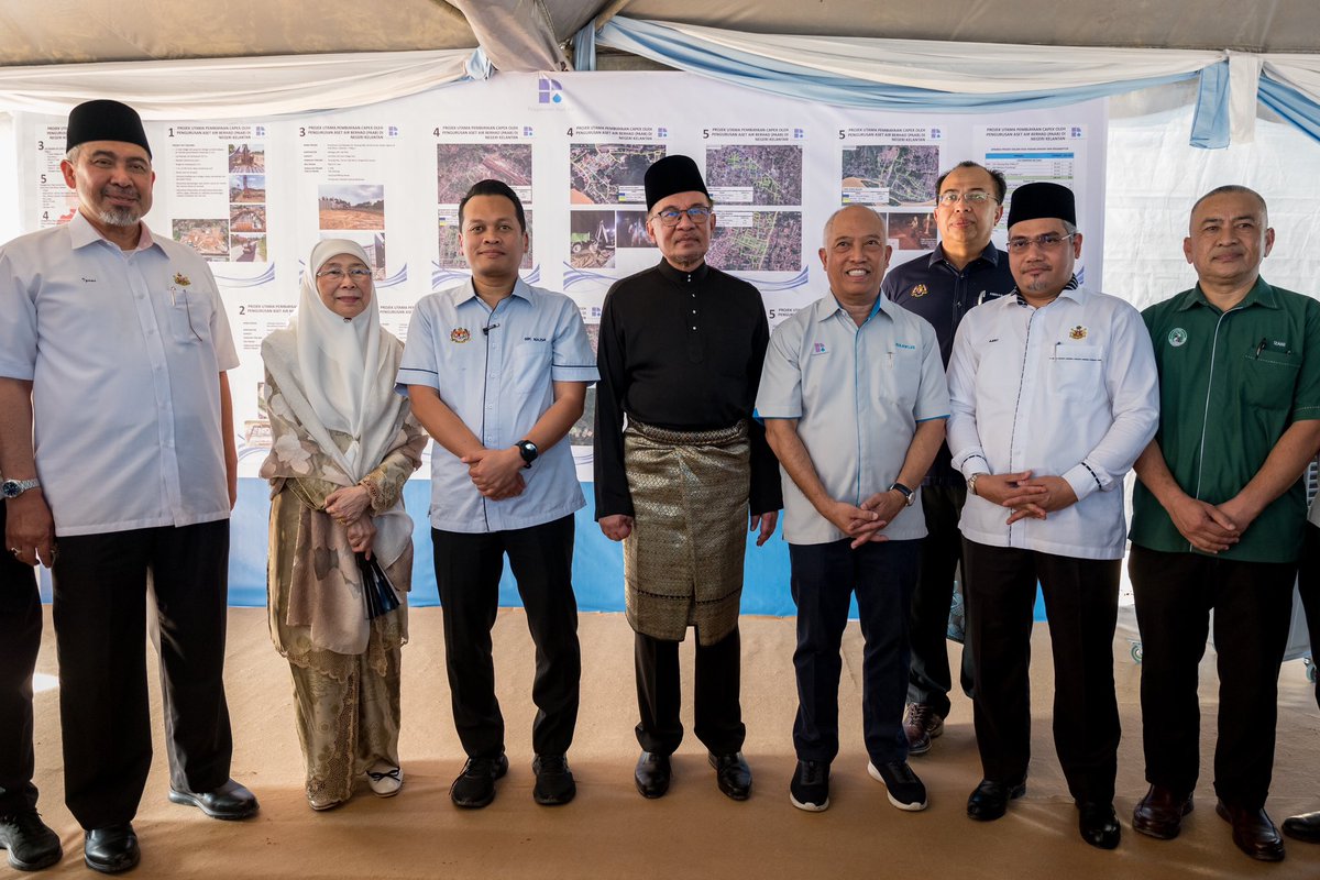 anwaribrahim's tweet photo. Saya seterusnya mengadakan tinjauan bagi melihat perkembangan projek pembinaan Loji Rawatan Air (LRA) Chicha (20JLH) Fasa 2 dan Sistem Agihan di Belakang SK Pasir Hor, Jalan Pasir Hor, Kota Bharu. 

Dalam sesi taklimat oleh Ketua Pegawai Eksekutif Pengurusan Aset Air Berhad (PAAB), saya dimaklumkan bahawa tahap kemajuan projek yang bernilai RM54.9 juta ini berada pada tahap 13%. 

Insya-Allah, projek yang akan siap pada 2026 ini dijangka dapat meningkatkan liputan bekalan air terawat kepada rakyat di sekitar Kota Bharu.

#MalaysiaMADANI