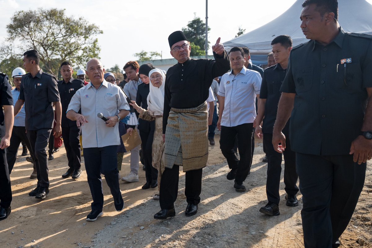 anwaribrahim's tweet photo. Saya seterusnya mengadakan tinjauan bagi melihat perkembangan projek pembinaan Loji Rawatan Air (LRA) Chicha (20JLH) Fasa 2 dan Sistem Agihan di Belakang SK Pasir Hor, Jalan Pasir Hor, Kota Bharu. 

Dalam sesi taklimat oleh Ketua Pegawai Eksekutif Pengurusan Aset Air Berhad (PAAB), saya dimaklumkan bahawa tahap kemajuan projek yang bernilai RM54.9 juta ini berada pada tahap 13%. 

Insya-Allah, projek yang akan siap pada 2026 ini dijangka dapat meningkatkan liputan bekalan air terawat kepada rakyat di sekitar Kota Bharu.

#MalaysiaMADANI