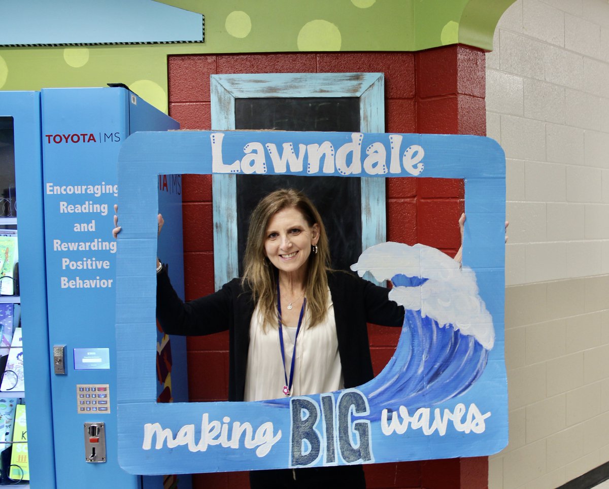 Lawndale_TPSD's tweet photo. Congratulations Dr. Bailey and Ms. Hooper for being the winners of our Perfect Attendance drawing for the month of September! #tpsd #MakingBigWavesπ https://t.co/dSZKpIR8Os