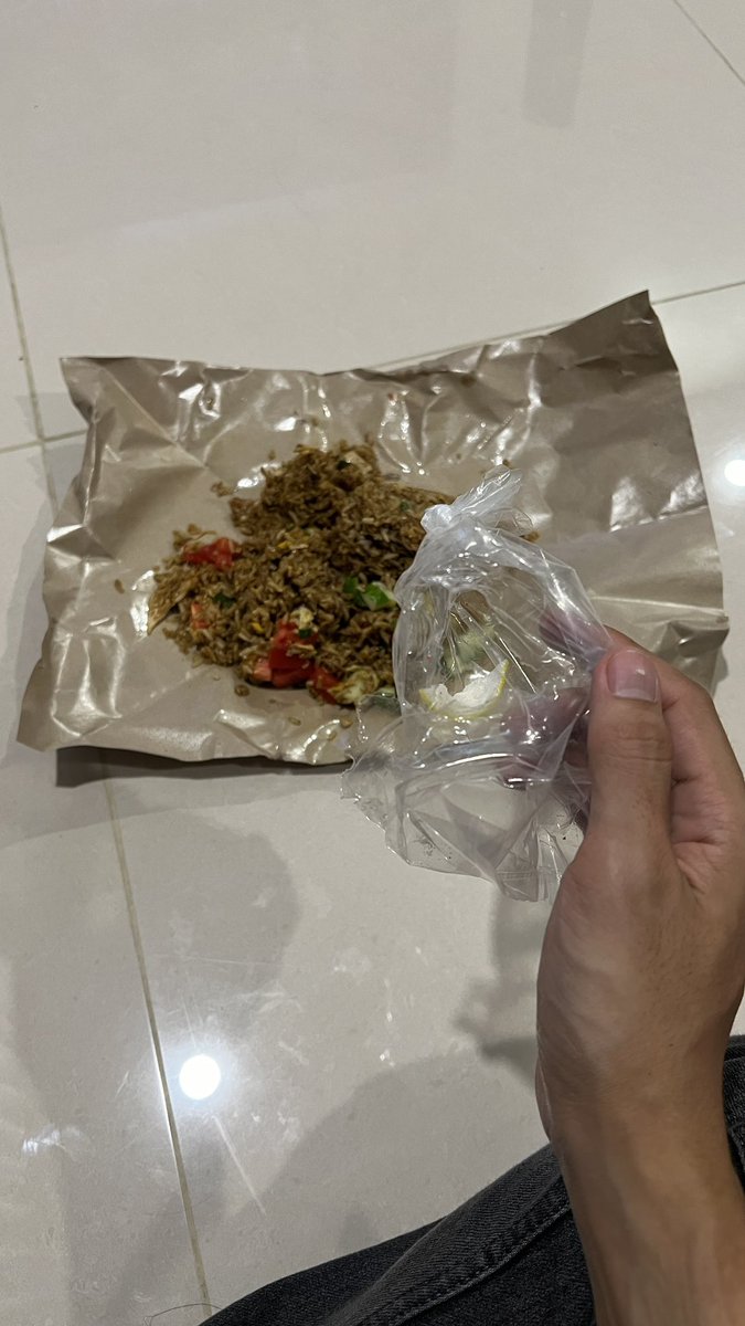 ArditErwandha's tweet photo. duh kerupuk udah habis baru inget ada nasi gorengnya. https://t.co/zUDvdRfrbU