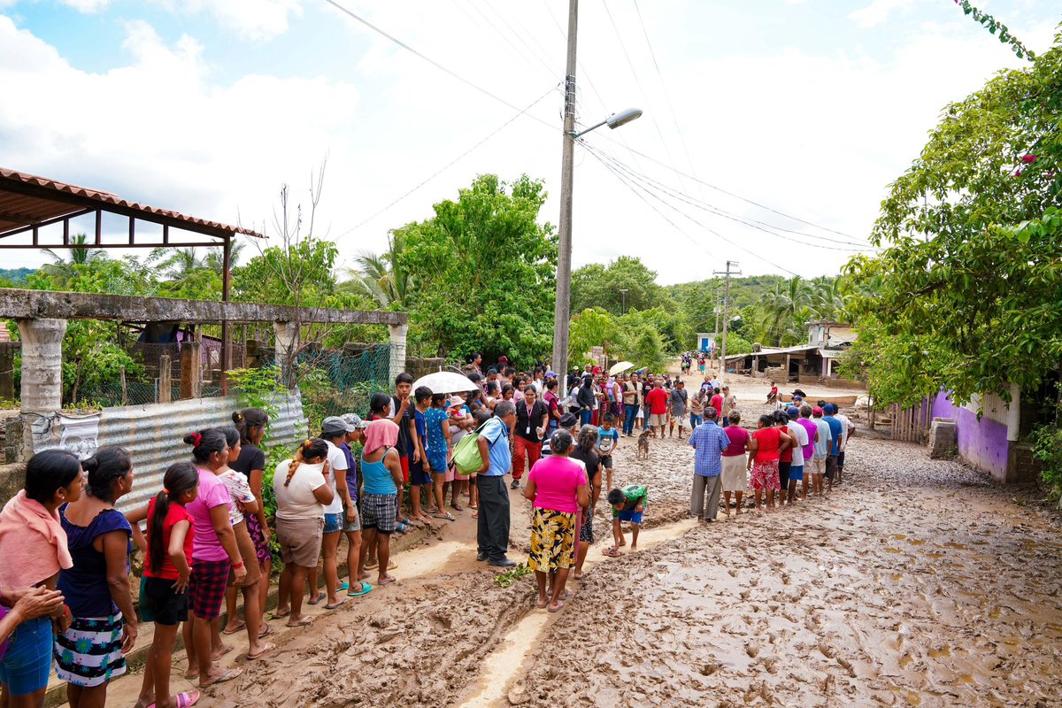 Pablo Gordillo (@pabloandrego) on Twitter photo Como lo instruyó nuestra gobernadora, <a href="/EvelynSalgadoP/">Evelyn Salgado Pineda</a>, de llegar a cada rincón de Guerrero para ayudar a las familias tras el paso del huracán Jhon
Visitamos los bienes comunales de Cacahuatepec, donde llevamos médicos y entregamos más de 1000 paquetes de apoyo alimentario. Como lo instruyó nuestra gobernadora, <a href="/EvelynSalgadoP/">Evelyn Salgado Pineda</a>, de llegar a cada rincón de Guerrero para ayudar a las familias tras el paso del huracán Jhon
Visitamos los bienes comunales de Cacahuatepec, donde llevamos médicos y entregamos más de 1000 paquetes de apoyo alimentario.