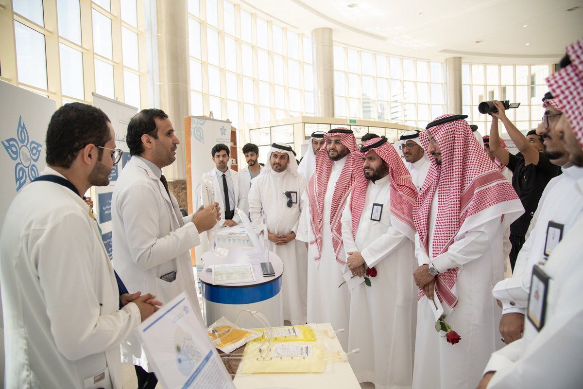 Najran_Univers's tweet photo. تحت رعاية وكيل الجامعة للشؤون التعليمية د.بندر الشهري، احتفت #كلية_الصيدلة وتجمع نجران الصحي ممثلاً بالرعاية الصيدلية وصيادلة مستشفيات صحة المنطقة بـ #يوم_الصيدلة_العالمي، بمقر بهو الكلية بالمدينة الجامعية، عبر تنظيم معرضٍ احتوى على عددٍ من الأركان مثل: رحلة دواء، معرض السموم، الالتزام الدوائي، التصنيع الدوائي، وكذلك برامج الإقامة في الصيدلة السريرية. ويأتي ذلك استشعاراً بالدور الحيوي والمهم الذي يلعبه الصيدلي ضمن المنظومة الصحية.