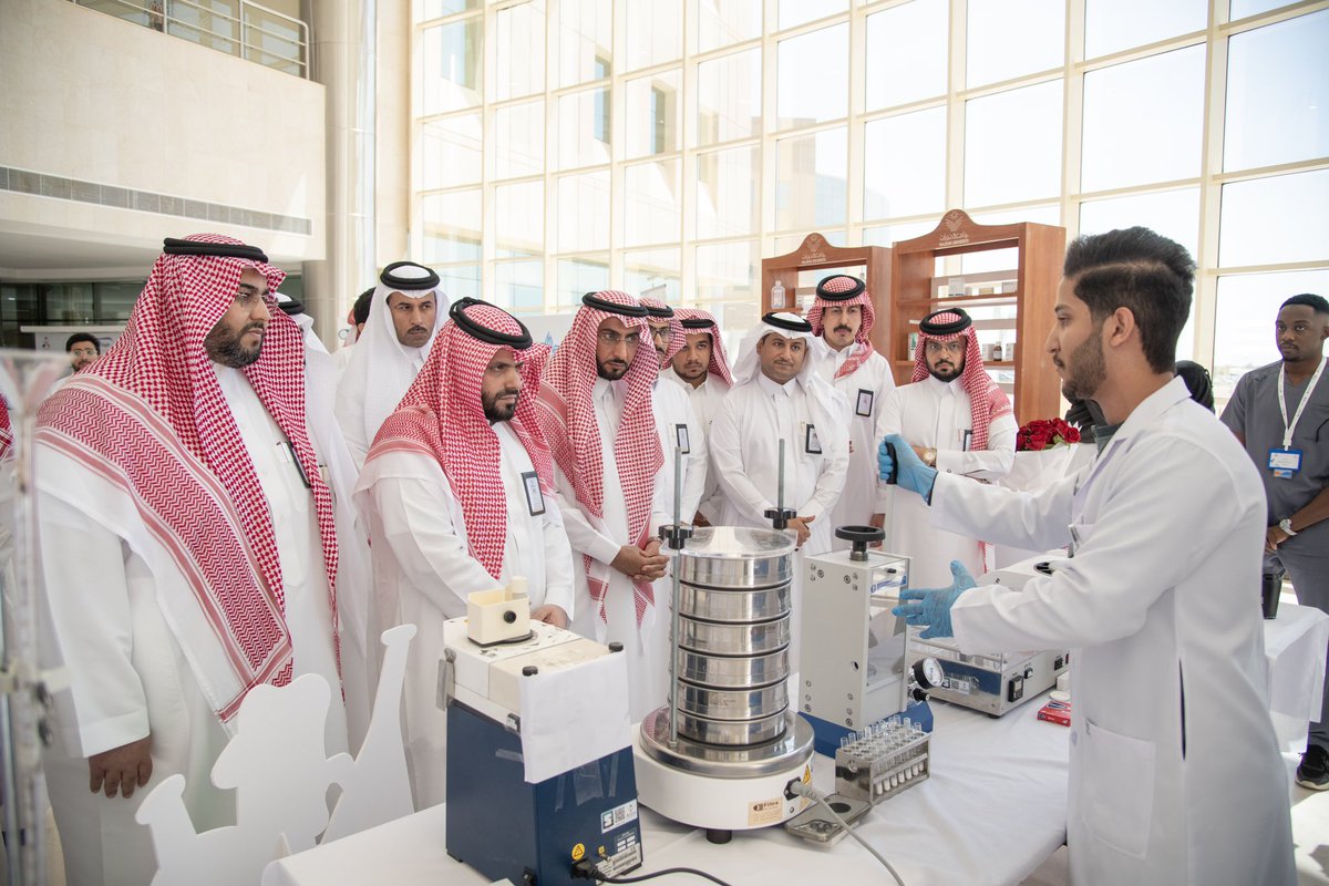 Najran_Univers's tweet photo. تحت رعاية وكيل الجامعة للشؤون التعليمية د.بندر الشهري، احتفت #كلية_الصيدلة وتجمع نجران الصحي ممثلاً بالرعاية الصيدلية وصيادلة مستشفيات صحة المنطقة بـ #يوم_الصيدلة_العالمي، بمقر بهو الكلية بالمدينة الجامعية، عبر تنظيم معرضٍ احتوى على عددٍ من الأركان مثل: رحلة دواء، معرض السموم، الالتزام الدوائي، التصنيع الدوائي، وكذلك برامج الإقامة في الصيدلة السريرية. ويأتي ذلك استشعاراً بالدور الحيوي والمهم الذي يلعبه الصيدلي ضمن المنظومة الصحية.