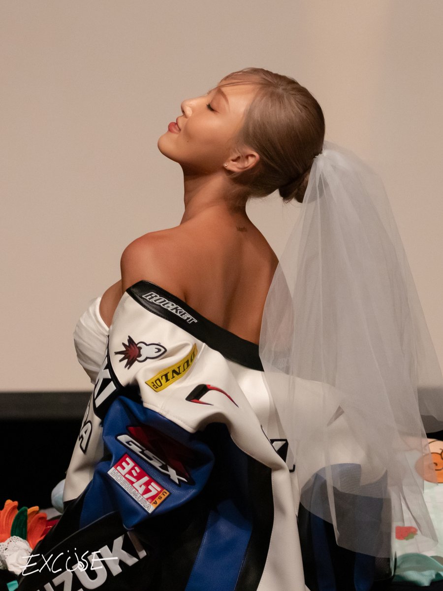 240926 위드뮤 팬싸인회 화사 

 😳

#마마무 #화사 #MAMAMOO #HwaSa