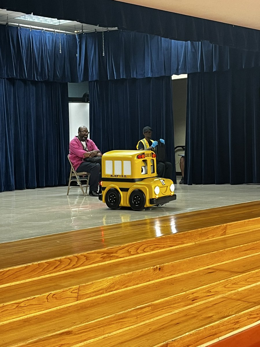 Youens_Gators's tweet photo. Buster the Bus came to visit! Safety is always a priority for our Gators! 🐊 #DeepDiveIntoLearning https://t.co/Jdh3grO4M8