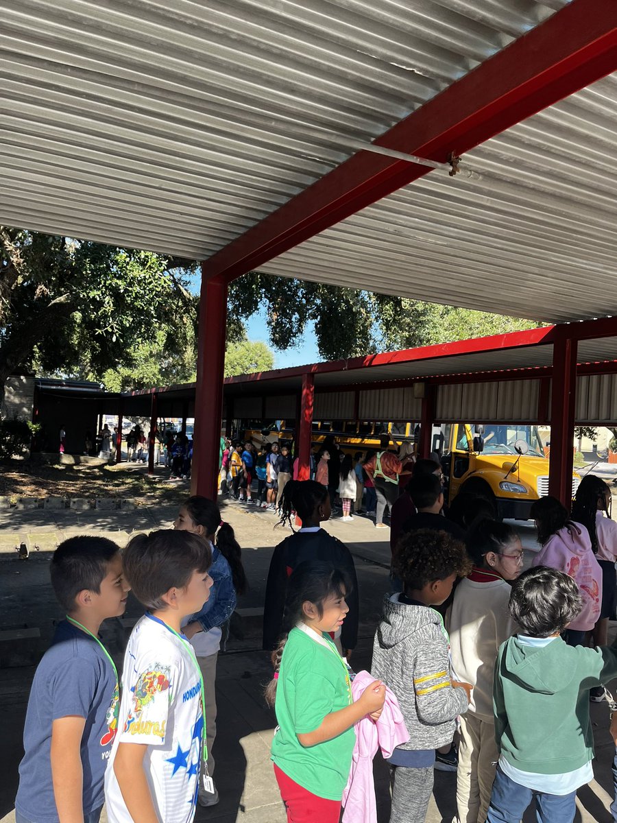 Youens_Gators's tweet photo. Buster the Bus came to visit! Safety is always a priority for our Gators! 🐊 #DeepDiveIntoLearning https://t.co/Jdh3grO4M8