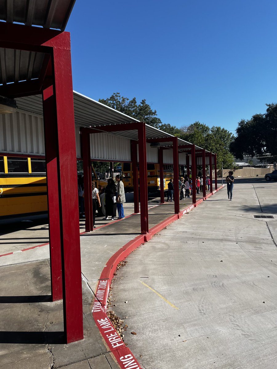 Youens_Gators's tweet photo. Buster the Bus came to visit! Safety is always a priority for our Gators! 🐊 #DeepDiveIntoLearning https://t.co/Jdh3grO4M8