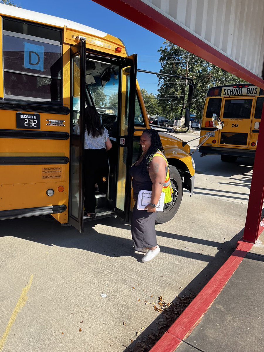 Youens_Gators's tweet photo. Buster the Bus came to visit! Safety is always a priority for our Gators! 🐊 #DeepDiveIntoLearning https://t.co/Jdh3grO4M8