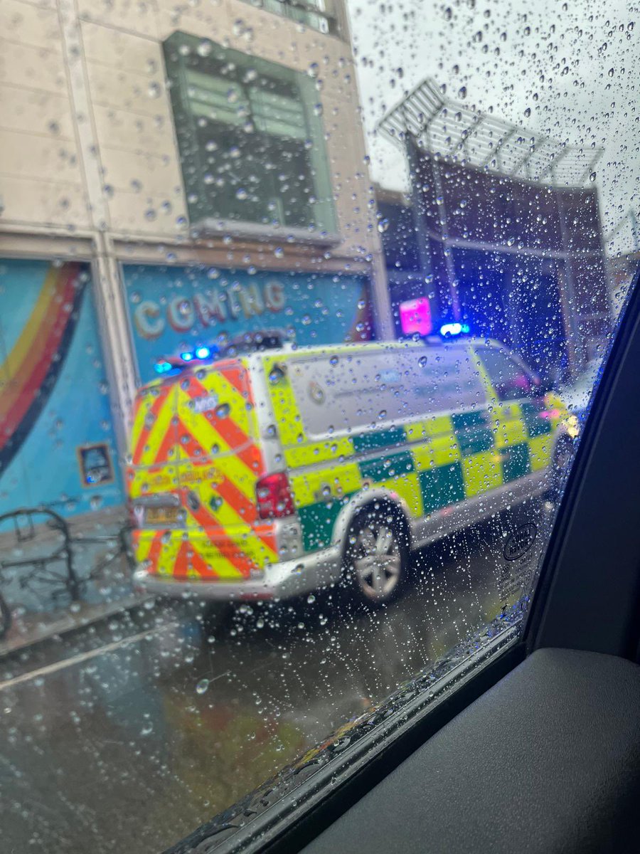 _lyd's tweet photo. Anyone know what’s going on in Fulham Broadway? #fulham #police #fulhambroadway https://t.co/QLqiAQUxDz