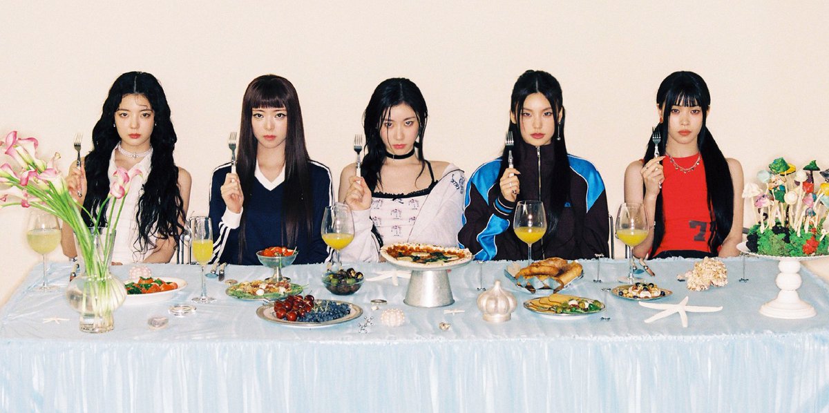liavnyl's tweet photo. THE’RE ABOUT TO EAT… THIS COMEBACK!

ITZY IS THE STANDARD 
#ITZY_GOLD 
@ITZYofficial https://t.co/p120t7X8hR