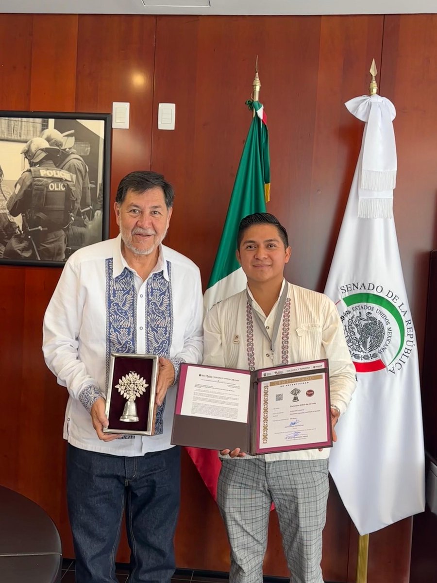 Por instrucción de la Gobernadora del Estado de México, Mtra <a href="/delfinagomeza/">Delfina Gómez A.</a>, Entregamos al Pdte. de la Mesa Directiva del <a href="/senadomexicano/">Senado de México</a> <a href="/fernandeznorona/">Fernández Noroña</a> la “Campana árbol de la vida” #Servirparatransformar desde el fomento a las artesanías del Estado de México