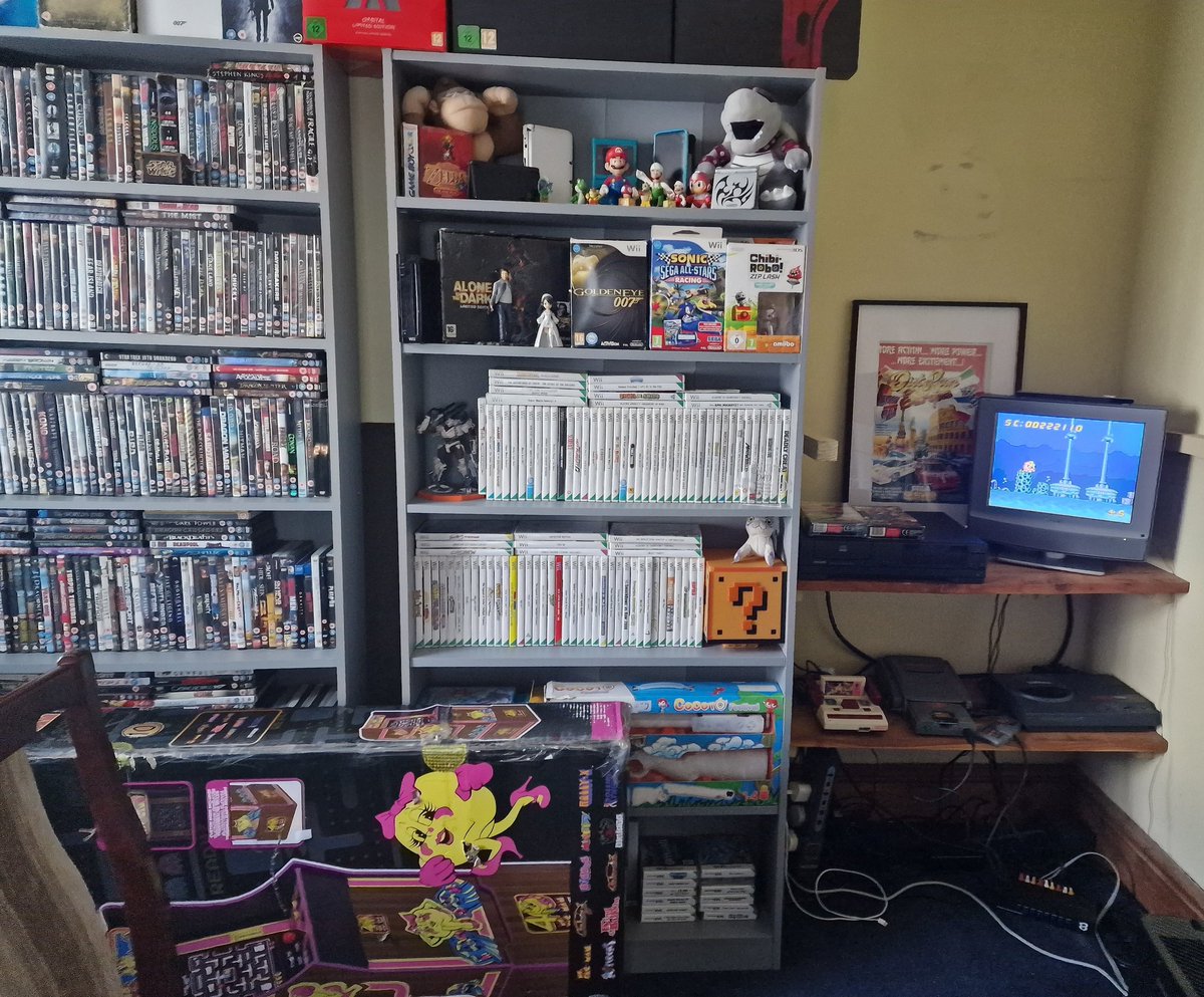 GamersPardise's tweet image. Temp setup, til get some proper shelving up and made spacd for the arcade machine to go in

#GamersUnite #RETROGAMING #gamesroom