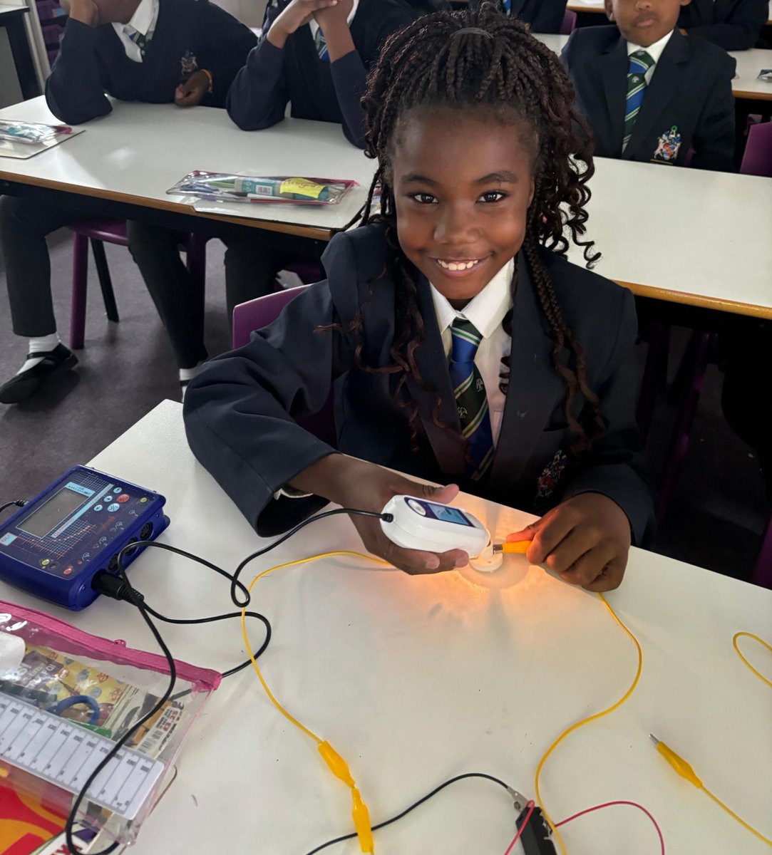 Busy day in Science! 🔬🌱 Year 2 germinating seeds, Year 3 exploring rocks 🪨, Year 5 testing solubility 🧪 and Year 6 measuring bulb brightness 💡📏
