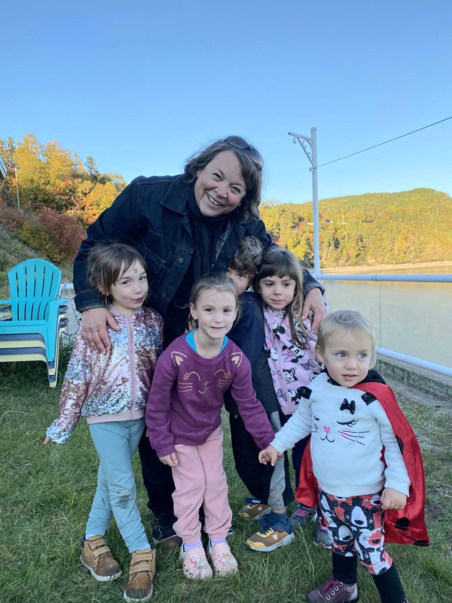 Photo prise lors de la dernière biblio-plage de Mme Chose. J'y suis avec Margot, Dalie, Éléonore, Arthur-Paul (caché  sous mon bras) et Mimi.
Je dépose la photo ici, à part, ultime image de ce que j'ai vécu de plus beau dans cette aventure qui prend fin.
#BiBlioPlage #beauté