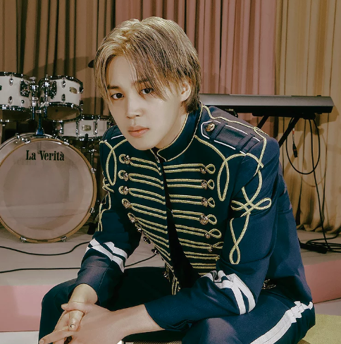 WORLDMUSICAWARD's tweet photo. #JIMIN's "Who" has sold over 1 Million units in the US and is now the fastest Solo Song by a K-Pop Soloist to reach 1M in history (74 days) and the 1st Song by a Korean Act in 2024 to reach this milestone! 💪🥇💨👨‍🎤🎶✖️🇰🇷👨‍🎤💥1⃣Ⓜ️🇺🇸🐐🔥👑💙 
The song is now eligible to be certified RIAA PLATINUM!