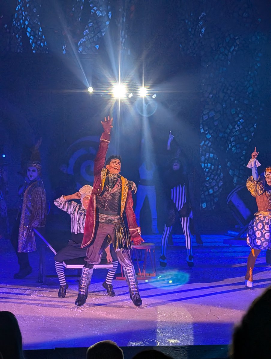 EPF4ever's tweet photo. The Vampire Circus 🧛🏼♂️🎪 est de retour à la patinoire ! Prêt à frissonner pour des numéros macabres ? #EuropaPark #EPlive https://t.co/P2qH5NMwUk
