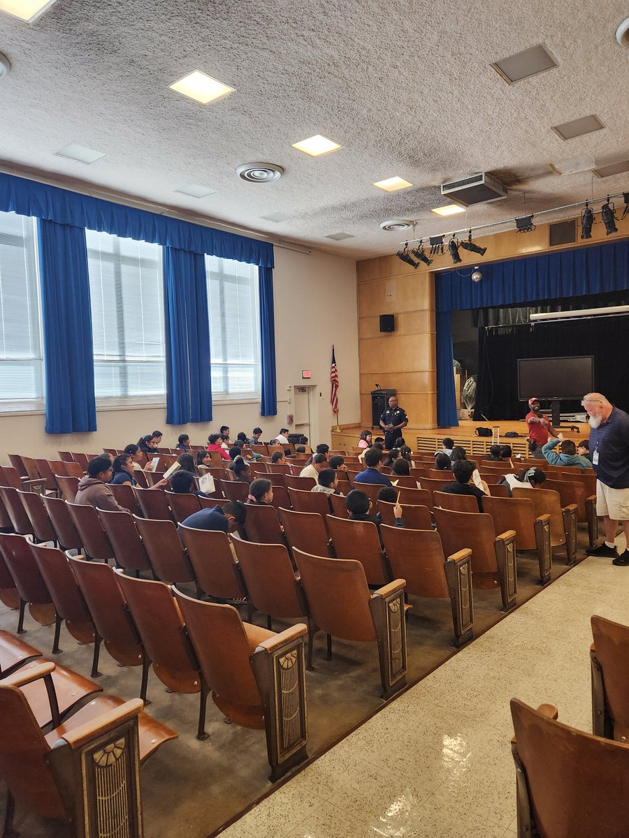 It's Day 1 of Blue In The School for Sylvia Mendez Elementary. Building confidence is essential! 📈 #BITS #DISD <a href="/CREWatDISD/">Sylvia Mendez CREW Leadership Academy</a>