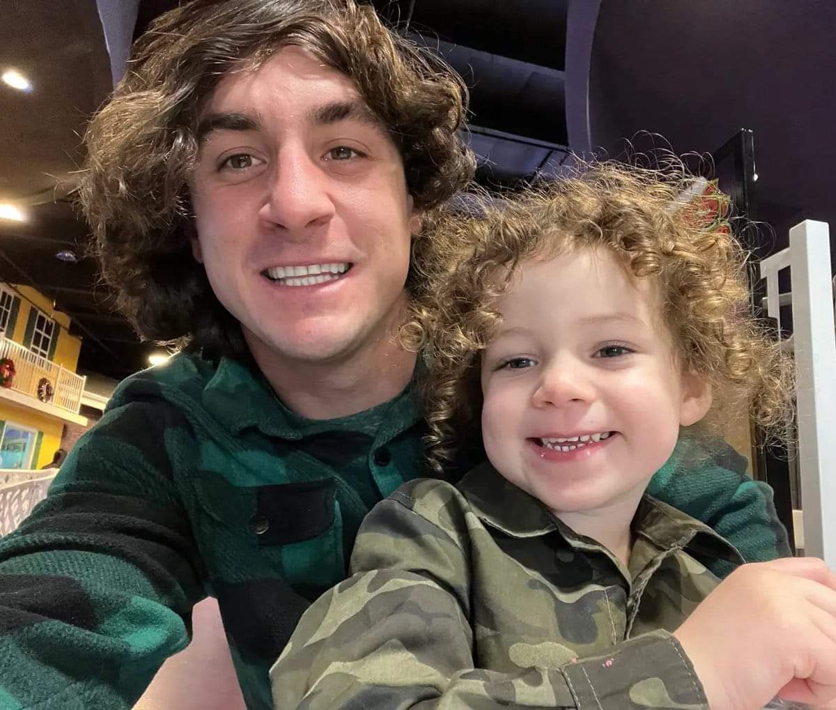 Patrioticos_RD's tweet photo. 🚨I 🇺🇸🏳️‍🌈 #CONTUNDENTE | DURO GOLPE A LA IDEOLOGÍA DE GÉNERO: Un padre obtiene la custodia total de su hijo de 4 años después de que la madre convirtiera al niño en NO BINARIO 🔥 

A Harrison Tinsley se le había bloqueado el acceso a su hijo después de que la madre del niño lo obligara usar vestidos, maquillaje y pañales de niña porque quería criarlo como no binario. 

La madre que se identifica como lesbiana no binaria, impuso la ideología de género a su hijo desde su nacimiento y le dio el pronombre elle, según el padre. 

La madre previamente impidió que el padre del niño viera a su hijo desde su nacimiento hasta los 15 meses, cuando vio a su hijo por primera vez. 

Ahora, después de una larga batalla por la custodia, Harrison Tinsley ganó la custodia total. 

 Fuente: New York Post