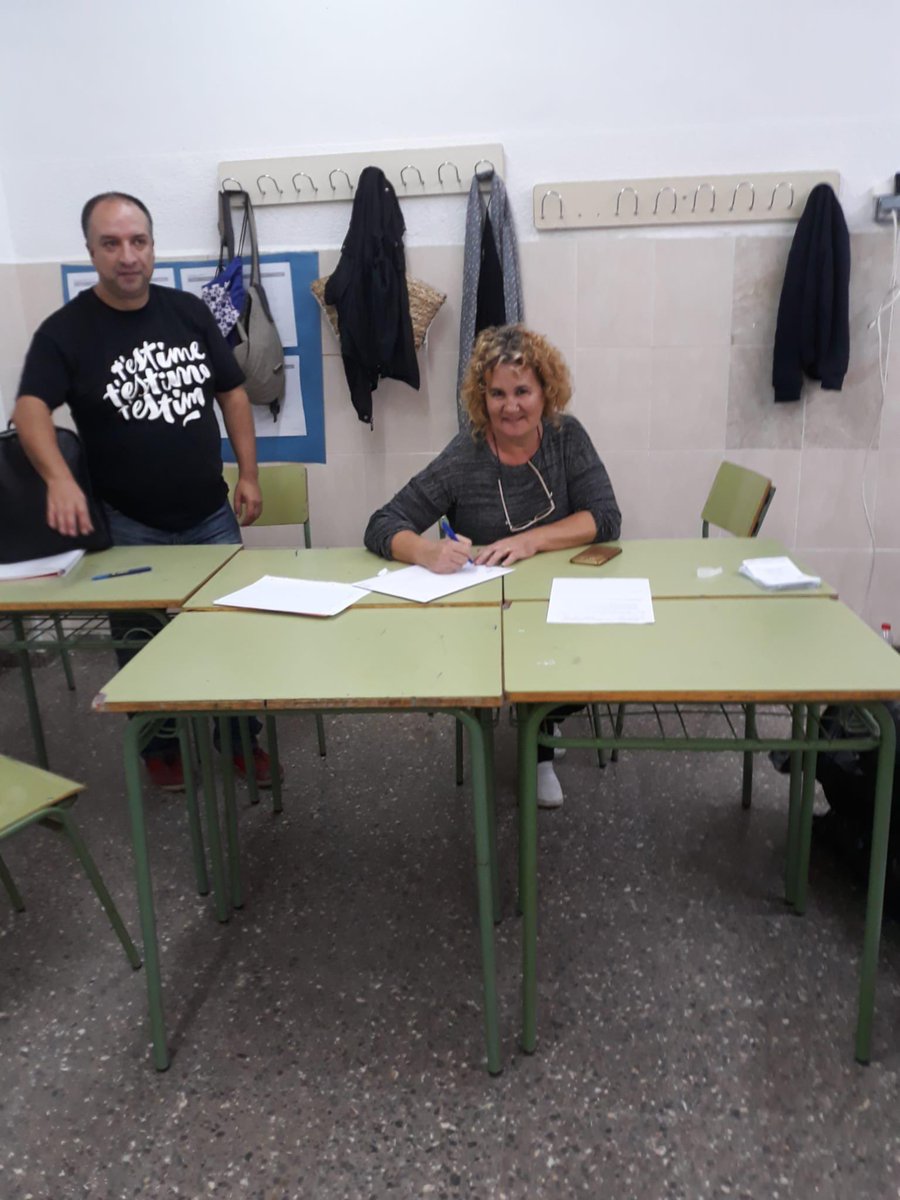 Mare, tu jo no ho veuràs, però aquell dia, vas ser al cap davant. Tu vas fer possible el meu vot i ells ens ho han robat tot menys la il·lusió d un projecte compartit. 1O Ni oblit ni perdó!