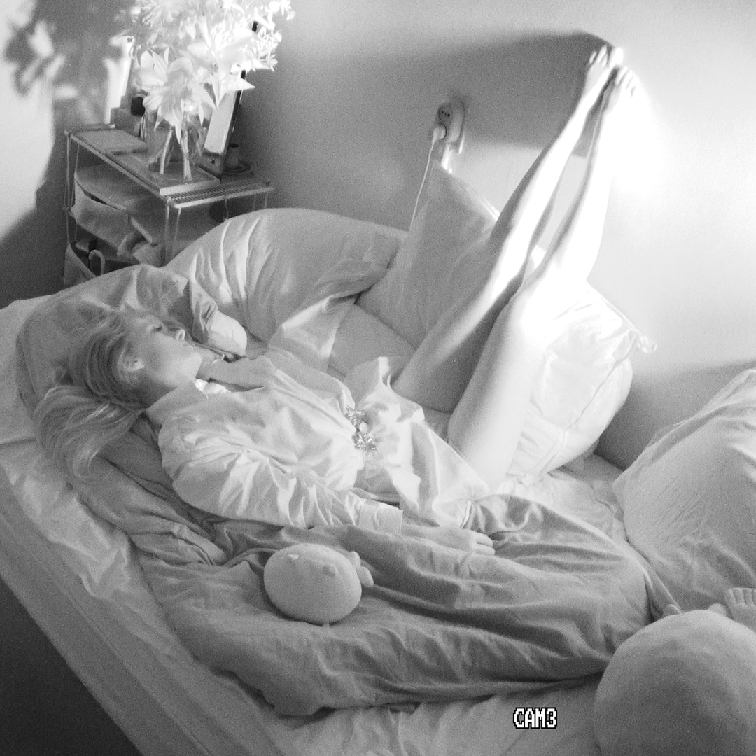 year0001online's tweet photo. [#toxe] Moments from Toxe's "Pillow Fight" music video, a haunting visualiser where vulnerability and poise blur through a night vision lens.

https://t.co/QTTHfoTM2o

Video director + editor: Tove Agélii
Camera: Ellie Lizbeth Brown https://t.co/4QrVG4KMmV