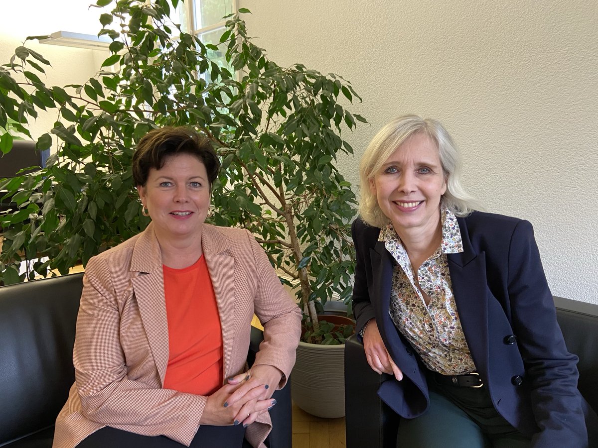 RotheiserScotti's tweet photo. Gute Gespräche mit der stv. Generaldirektorin der 🇦🇹⁦@wko_aw⁩ Astrid Fixl-Prummer und dem 🇨🇭 Direktor der Konsularischen Direktion im @EDA_DFAE Bot.David Grichting über 🇦🇹~🇨🇭 Beziehungen und Österreicher in der🇨🇭. @AustriaInCH @MFA_Austria ⁦⁦⁦⁦⁦@wko_ac_ZRH⁩ https://t.co/pfMy2GgeUj