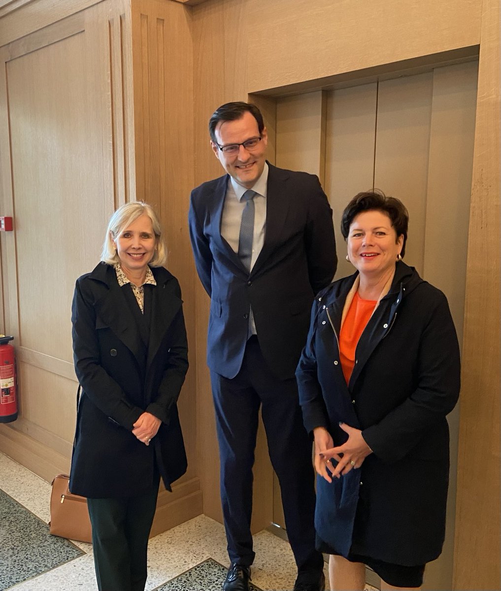 Maria Rotheiser-Scotti (@rotheiserscotti) on Twitter photo Gute Gespräche mit der stv. Generaldirektorin der 🇦🇹<a href="/wko_aw/">WKÖ AUSSENWIRTSCHAFT</a> Astrid Fixl-Prummer und dem 🇨🇭 Direktor der Konsularischen Direktion im <a href="/EDA_DFAE/">EDA - DFAE</a> Bot.David Grichting über 🇦🇹~🇨🇭 Beziehungen und Österreicher in der🇨🇭. <a href="/AustriaInCH/">Austria in Switzerland</a> <a href="/MFA_Austria/">MFA Austria</a> <a href="/wko_ac_ZRH/">AC Zürich</a> Gute Gespräche mit der stv. Generaldirektorin der 🇦🇹<a href="/wko_aw/">WKÖ AUSSENWIRTSCHAFT</a> Astrid Fixl-Prummer und dem 🇨🇭 Direktor der Konsularischen Direktion im <a href="/EDA_DFAE/">EDA - DFAE</a> Bot.David Grichting über 🇦🇹~🇨🇭 Beziehungen und Österreicher in der🇨🇭. <a href="/AustriaInCH/">Austria in Switzerland</a> <a href="/MFA_Austria/">MFA Austria</a> <a href="/wko_ac_ZRH/">AC Zürich</a>