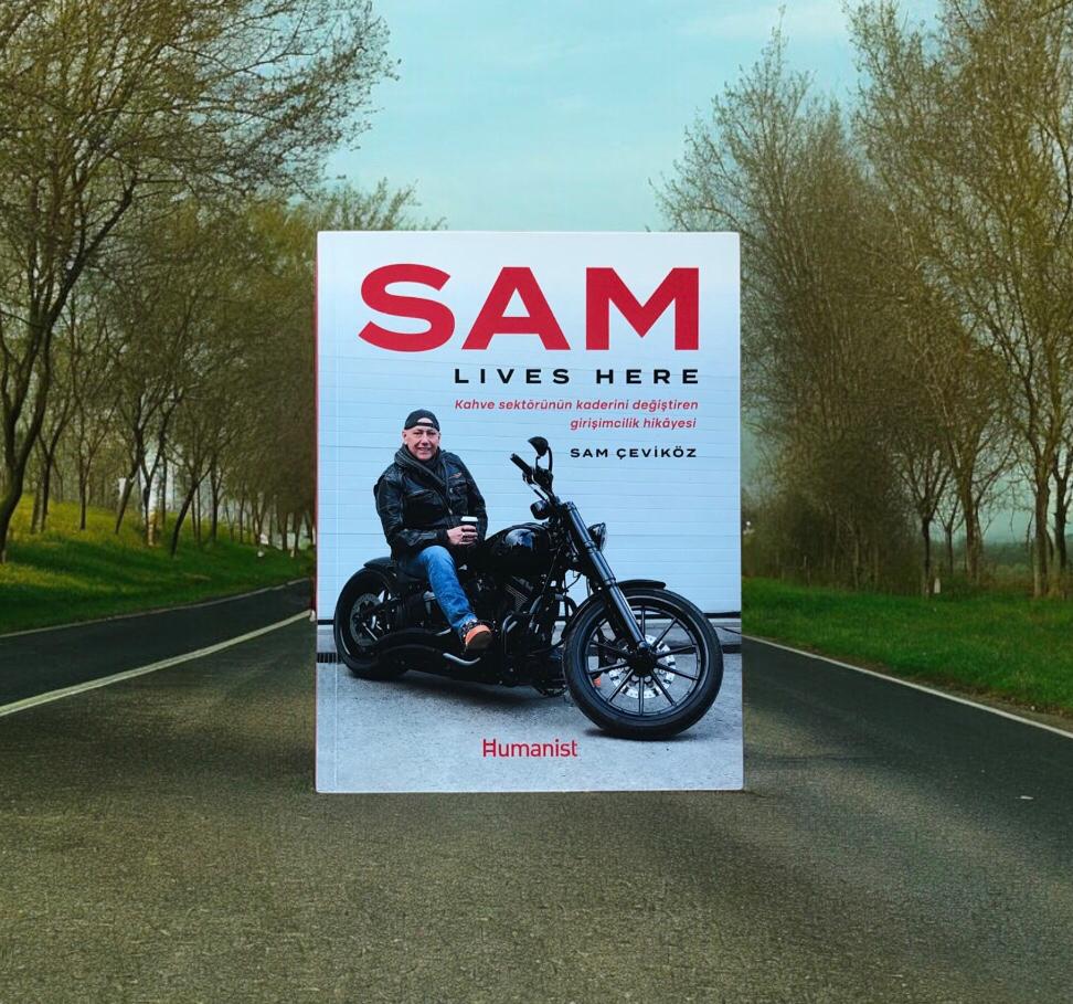 "Bazen mutluluk küçük bir fincandan yayılan kahve kokusudur..."

Sam Lives Here 
Kahve Sektörünün Kaderini Değiştiren Girişimcilik kitabını hatırlatarak kutlayalım.
 
#DünyaKahveGünü #kahve