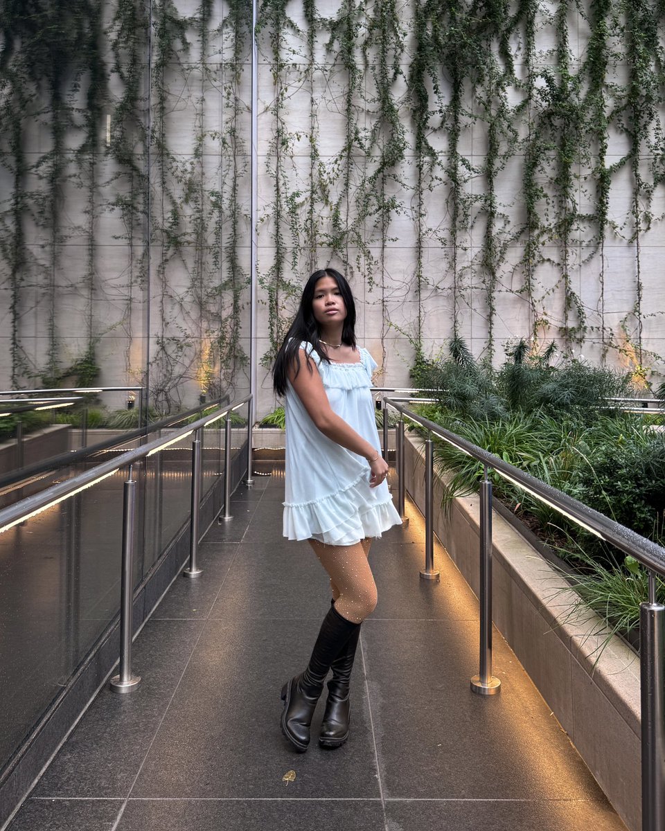 howmanyroses's tweet photo. how you’re looking at me yeah ik what that means and i’m obsessed (with my #NYCShortnSweet tour look) 🩵💋 https://t.co/xTVO85KFCT