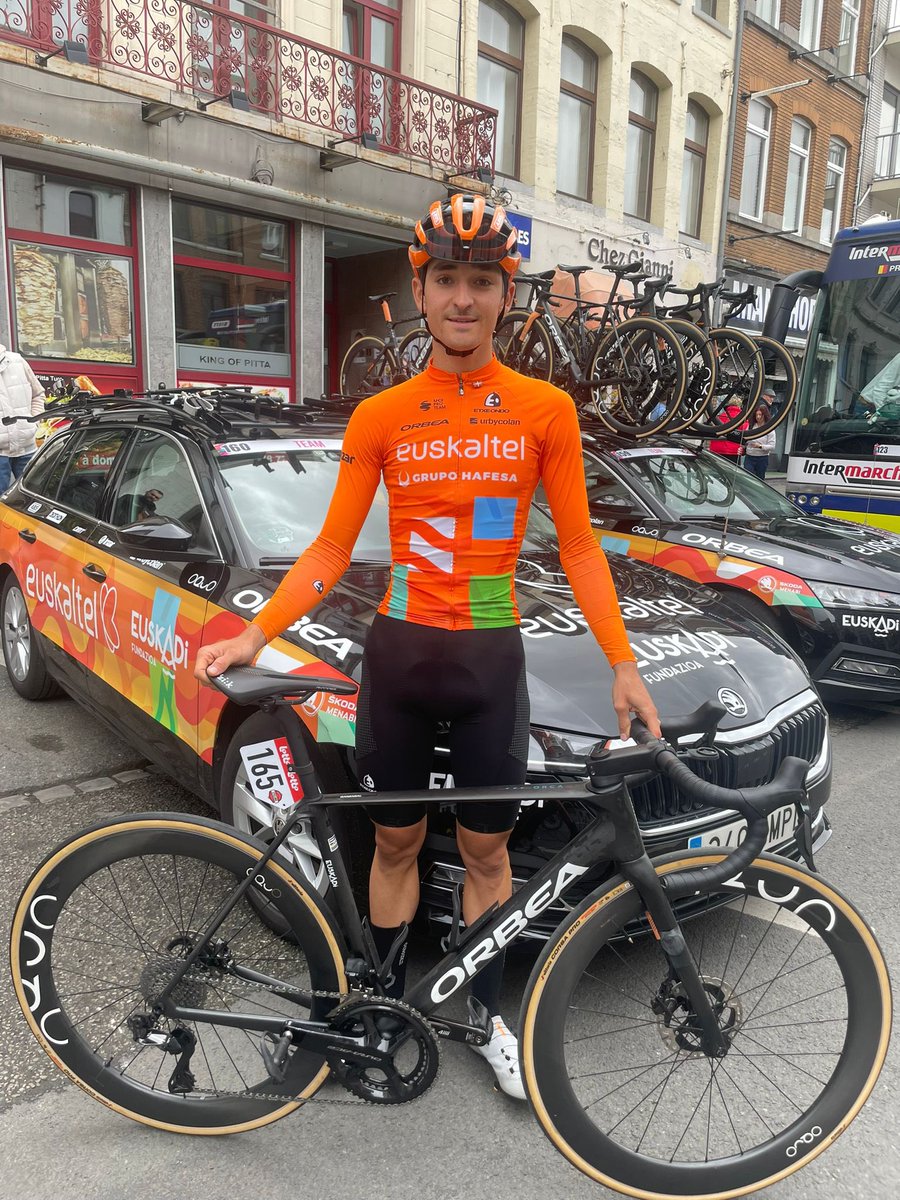 euskaltelteam's tweet photo. 👏 Ander Ganzabalek bere lehen lasterketa lehiatu du maillot laranjarekin Stagiaire bezala.

💪 Hurrengo egunetan, Italian denboraldia itxiko duten klasikoetako batzuetan ikusiko dugu txirrindulari bizkaitarra. https://t.co/urCjfDKYDJ