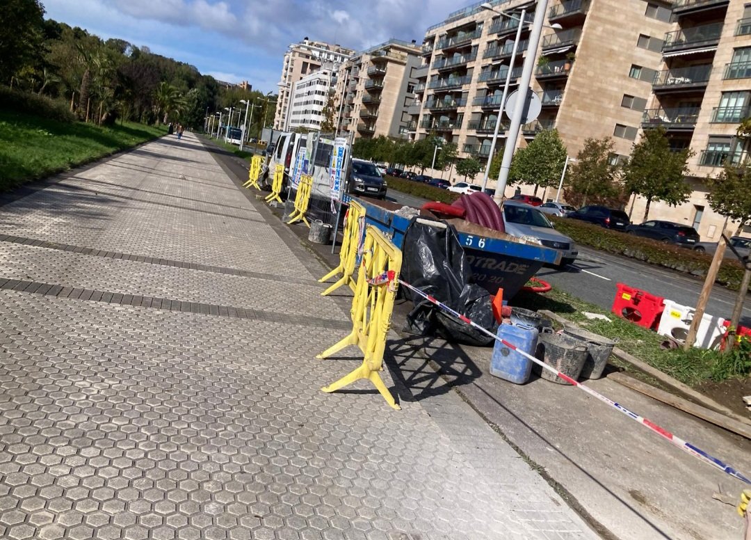 Beti berdin ! En un punto donde hay 5 carriles de circulación el único lugar para colocar las cosas de la obra era el bidegorri 🤦‍♂️😤. Todo menos incordiar al coche. <a href="/DSSMugikortasun/">DSS Mugikortasuna</a>