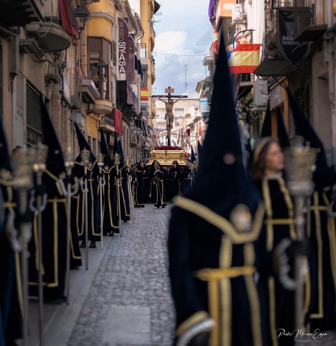 “Y que no son otra cosa que las almas y los corazones de los hijos de Cieza, que siguen, apasionadamente, viendo cómo se desliza el trabajo de sus amores”(Abraham Ruiz Jiménez | Pregón de la semana Santa de cieza 1983)

Fotografía de Pedro Moreno Egea

#ACiezaPorSuSemanaSanta