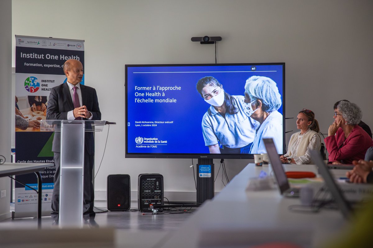 DavidAtchoarena's tweet photo. Honoré d’être choisi par @ENSV_VetAgroSup comme parrain de la première promotion du cycle des hautes études #OneHealth.

Heureux de présenter la vision de l’OMS sur cette approche et l’initiative de renforcement des capacités au sein de la Quadripartite One Health. https://t.co/4QUHuRhyfk