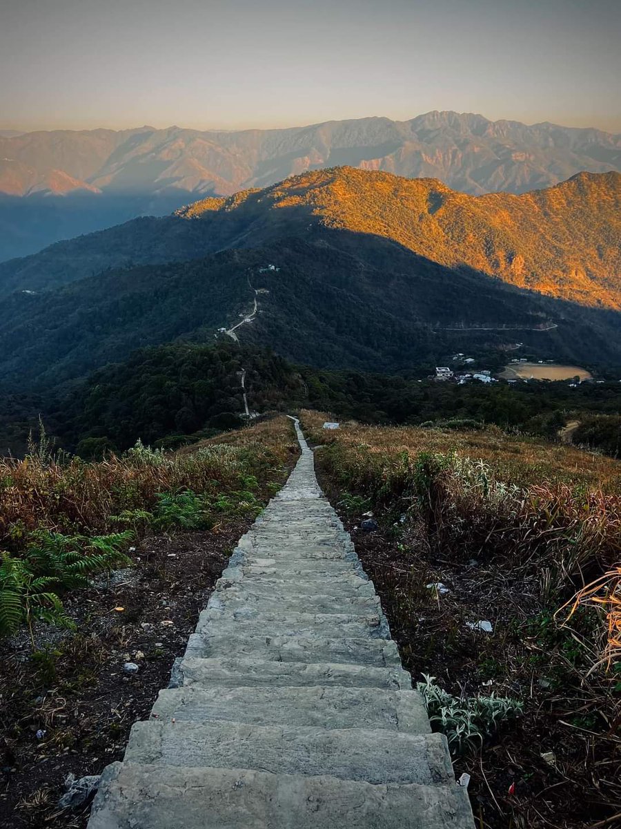 mizoraminsta's tweet photo. Mawma Tlang unfolds a serpentine pathway, gracefully winding across the rolling landscape, showcased in breathtaking splendor.
Location 📍 Chakhei, Siaha district, Mizoram
Pic credit 📷 Fred Byhna
#pathway #step #mawmatlang #mawmatlah #chakhei #hilly #hill #mountain #stepway https://t.co/6HlAY8qAv3
