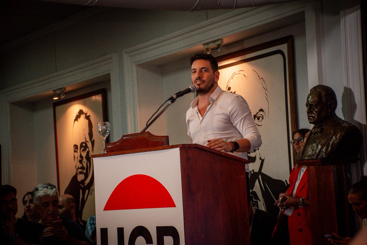 ¡Felicitaciones <a href="/ferrermarcos/">Marcos Ferrer</a> por asumir este enorme desafío, creemos que tenes el coraje y la capacidad para llevarlo adelante! 🇲🇨
Como jóvenes riotercerenses estamos orgullosos de vos y vamos a trabajar codo a codo para que este mandato se desempeñe de la mejor manera.